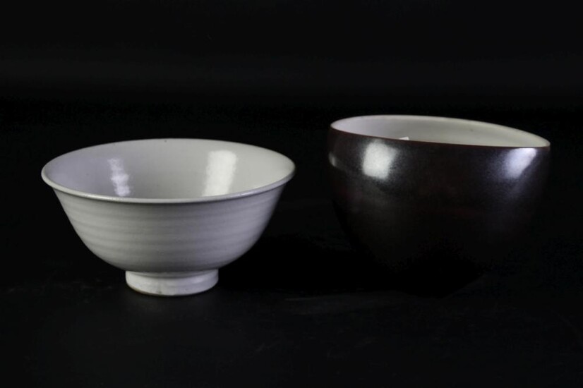 Brown studio pottery bowl (H9cm, mark to base) together with a bowl example (Dia13.5cm)