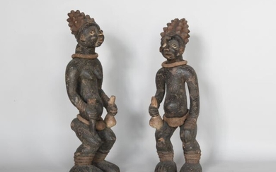 CAMEROUN Couple de statue royal en bois sculpté XXe, dans le style des BANGWA H...