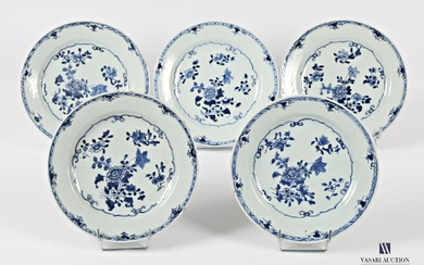 CHINE Cinq assiettes en porcelaine à décor... - Lot 89 - Vasari Auction