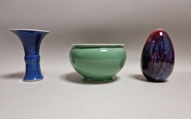 CHINE. VASE GU en porcelaine bleu poudré (H: 17 cm, égrenure), vase en porcelaine céladon...
