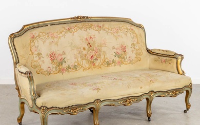 Canapé de style Louis XV, tapissé de broderies florales. Dimensions : (L:80 x L:175 x...