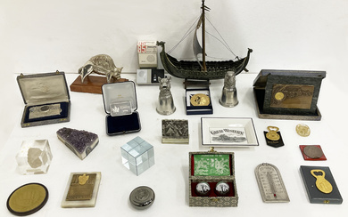 Cartone contenente numerosi oggetti e medaglie in metallo e altri materiali (difetti)