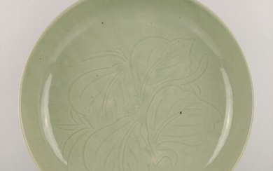 Charger (1) - Celadon - Porcelain - Celadon - Large Hizen celadon plate with incised flowers Ø 35.5 cm - Japan - 17th century