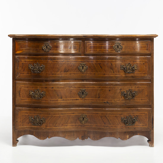 Chest of drawers with an undulating front, probably Italian, in walnut and boxwood filleting, 18th Century.