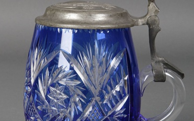 Chope à bière avec couvercle en étain, verre incolore à reflets bleus, vers 1900, décor...
