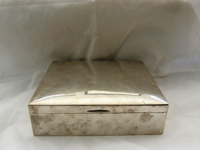 Cigar box, Large square silver box with lid - Silver - Egypt - Mid 20th century