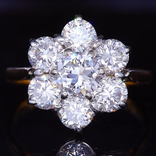DIAMOND DAISY CLUSTER RING, in 18 ct gold. Set with a larger...