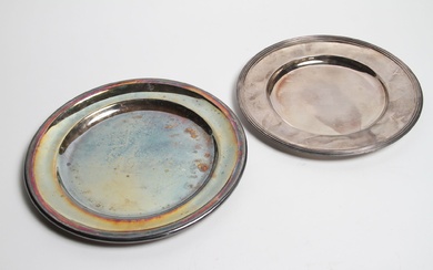 Deux plats ronds en métal argenté. D 30 et 27 cm.
