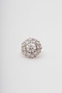 Diamond ring +/ 2 ct: Platinum depicting a flower …