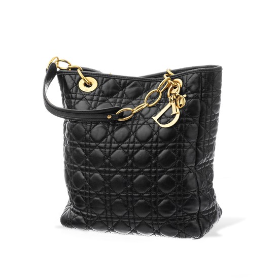 Dior, sac cabas Dior Soft en cuir d’agneau noir matelassé cannage, charmes D.I.O.R., housse, 28x25 cm