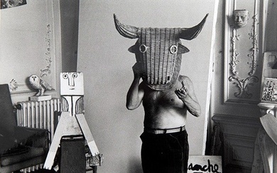 Edward Quinn (1920-1997) - Picasso au masque de taureau, 1959.