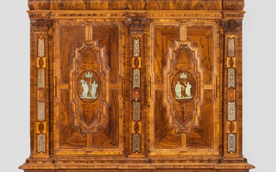 Excellente armoire baroque de Brunswick en noyer et en fibre de noyer, plaquée et incrustée...