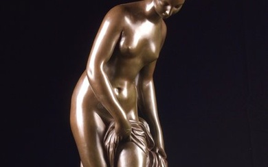 Ferdinand Barbedienne - Naar voorbeeld van Etienne Falconet (1716-1791) - Sculpture, 'La Baigneuse', een grote bronzen figuur van een badende dame - 82 cm - Patinated bronze