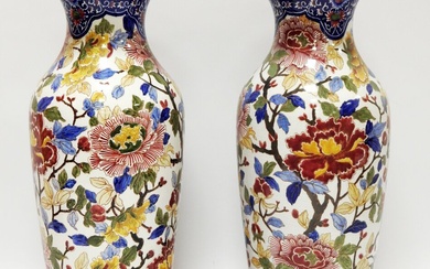GIEN Paire de vases balustres modèle "Pivoine" Marque de 1875 au revers. H.: 45 cm....