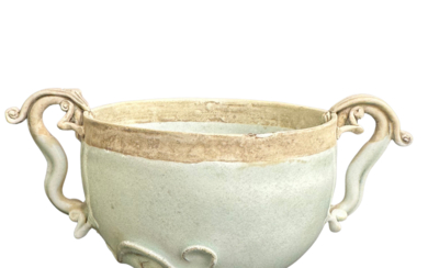 湖田窑青白釉螭龙耳足杯 HUTIAN KILN GREEN WHITE GLAZED FOOTED CUP WITH CHILONG HANDLES