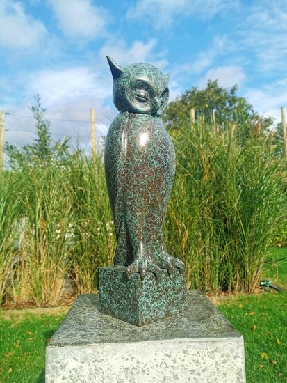 Garden sculpture of an Owl - Patinated bronze - recent