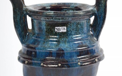 Grand brûle-parfum tripode à deux anses en grès émaillé bleu - noir. Travail chinois. Epoque:...