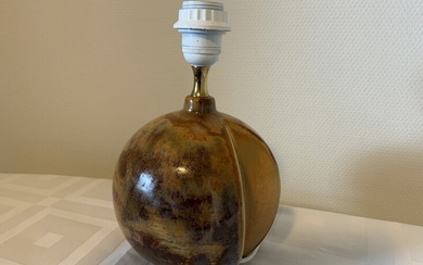 NOT SOLD. Haico Nitzche: A stoneware table lamp decorated with brownish glaze. Stamped Søholm. 1970s....