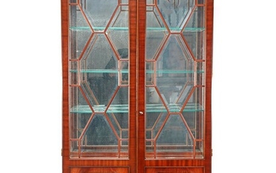 (-), Heldense mahonie 2-deurs vitrinekast met facetgeslepen glas...