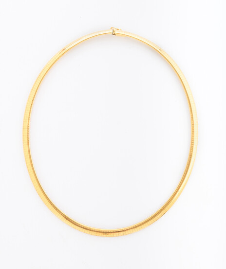 ITALIAN 14K BRIGHT-POLISHED YELLOW GOLD, FLEXIBLE OMEGA CHAIN CHOKER. Concealed...