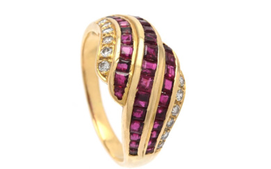 Jewellery Ring RING, 18K gold, carré cut rubies, brilliant c...