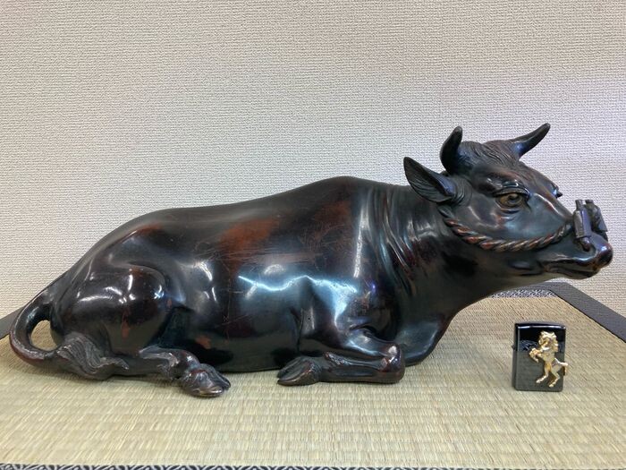 Large okimono (53cm) - Bronze - no - Recumbent bull (11kg) - Japan - Late 19th/Early 20th century (Meiji period)
