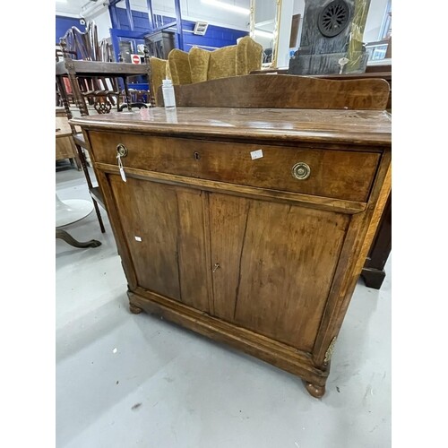 Late 18th cent. Mahogany small sideboard, one drawer over tw...