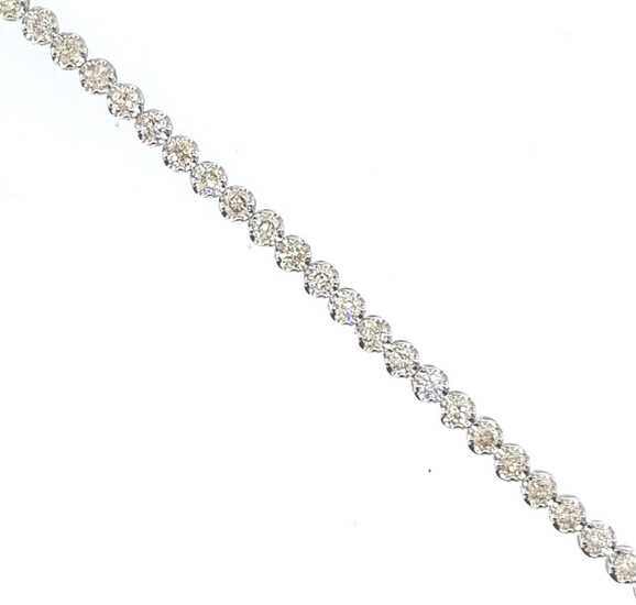 Lot 89 BRACELET ligne "rivière de diamants" en or gris 750/°° entièrement serti de brillant pour 3 ct environ. Poids brut : 4.6 g.