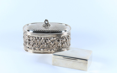 Lotto composto da una scatola in argento con interno in vermeil decorata a rilievo a frutta ed un portasigarette in…