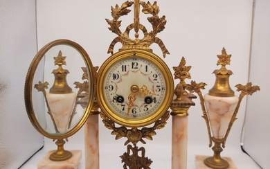 Mantel Clock with Garniture - Gilt bronze, Marble, Porcelain - Late 19th century