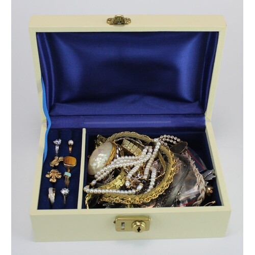 Mixed selection of jewellery in an old jewellery box, includ...