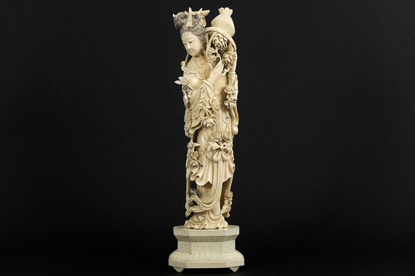 Mooie, grote, alte Chinese sculptuur in ivoor ingelegd met cabohons in turkoois and koraal :...