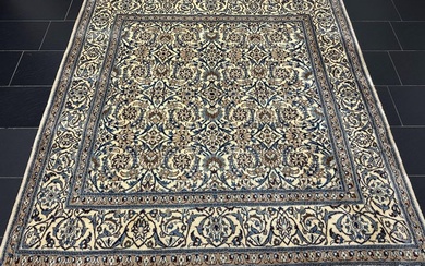 Nain with silk - Carpet - 210 cm - 200 cm