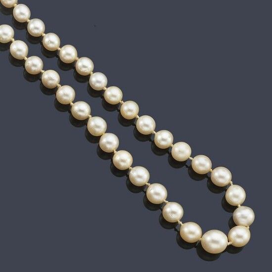 Necklace with pearls.