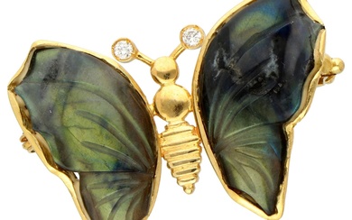 No Reserve - 18K Yellow gold butterfly brooch set with labradorite as iridescent wings.