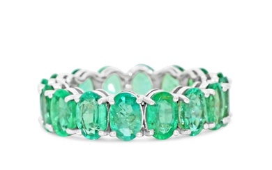 No Reserve Price - Eternity ring White gold Oval Emerald