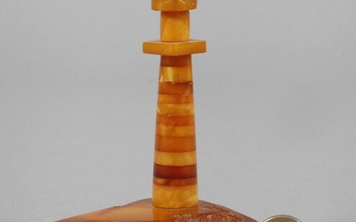 Objet décoratif en ambreAnnées 1930, non marqué, phare stylisé monté sur un segment d'ambre en...