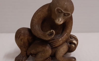 Okimino, en ivoire patiné représentant deux singes Époque Meiji H.