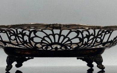 Openwork silver basket, resting on four rocaille feet.