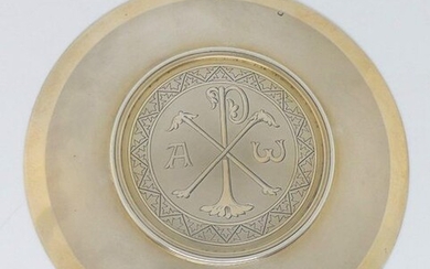 PATENE in vermeil, partially satin-finished, underlined by a fillet moulding engraved in its centre with Alpha and Omega. Circa 1930. Diam.14,7 cm. Weight 134 g. (Very slight wear to the vermeil on the inside).