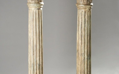 Paire de colonnes en bois patiné à chapiteaux corinthiens. Fûts cannelés et bases à doucine....