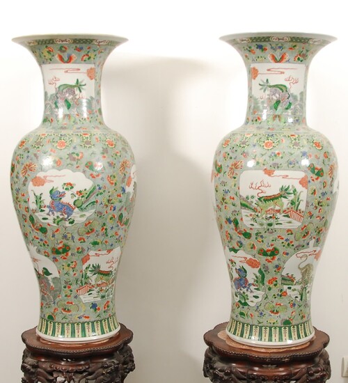 Paire de grands vases balustreDécor polychrome aux émaux de la famille verte d'animaux fantastiques dans...