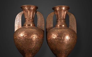 Paire de grands vases en cuivre repoussé de style "Alhambra", Andalousie Grenade, travail du 19ème...