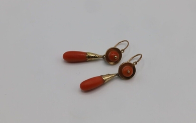 Paire de pendants d'oreilles en or jaune et corail Poids brut : 2,81 g