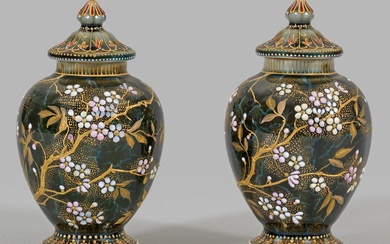 Paire de petits vases à couvercle en forme de balustre avec couvercle en forme de...