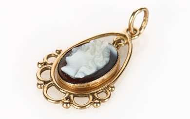 Pendant of gold with cameo