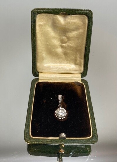 Pendentif en or blanc serti d'un diamant taille ancienne de 0,75 ct. PB: 1,8 gr...