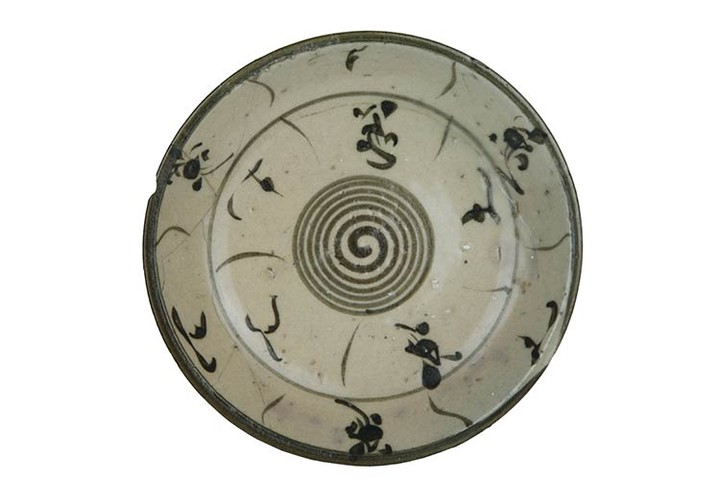 Plate Wide cup plate, rims support. Maiolica decorated in manganese...