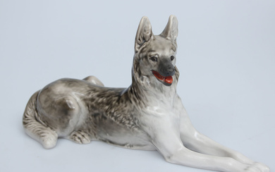 Porcelain figurine "German Shepherd Dog" Middle of 20th century. LFZ porcelain factory, model author Б.Воробьёв. Porcelain, painting. 21.9x11.7 cm