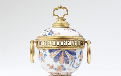 Pot pourri avec décor Imari Porcelaine, décor sous glaçure bleu cobalt et rouge de fer...